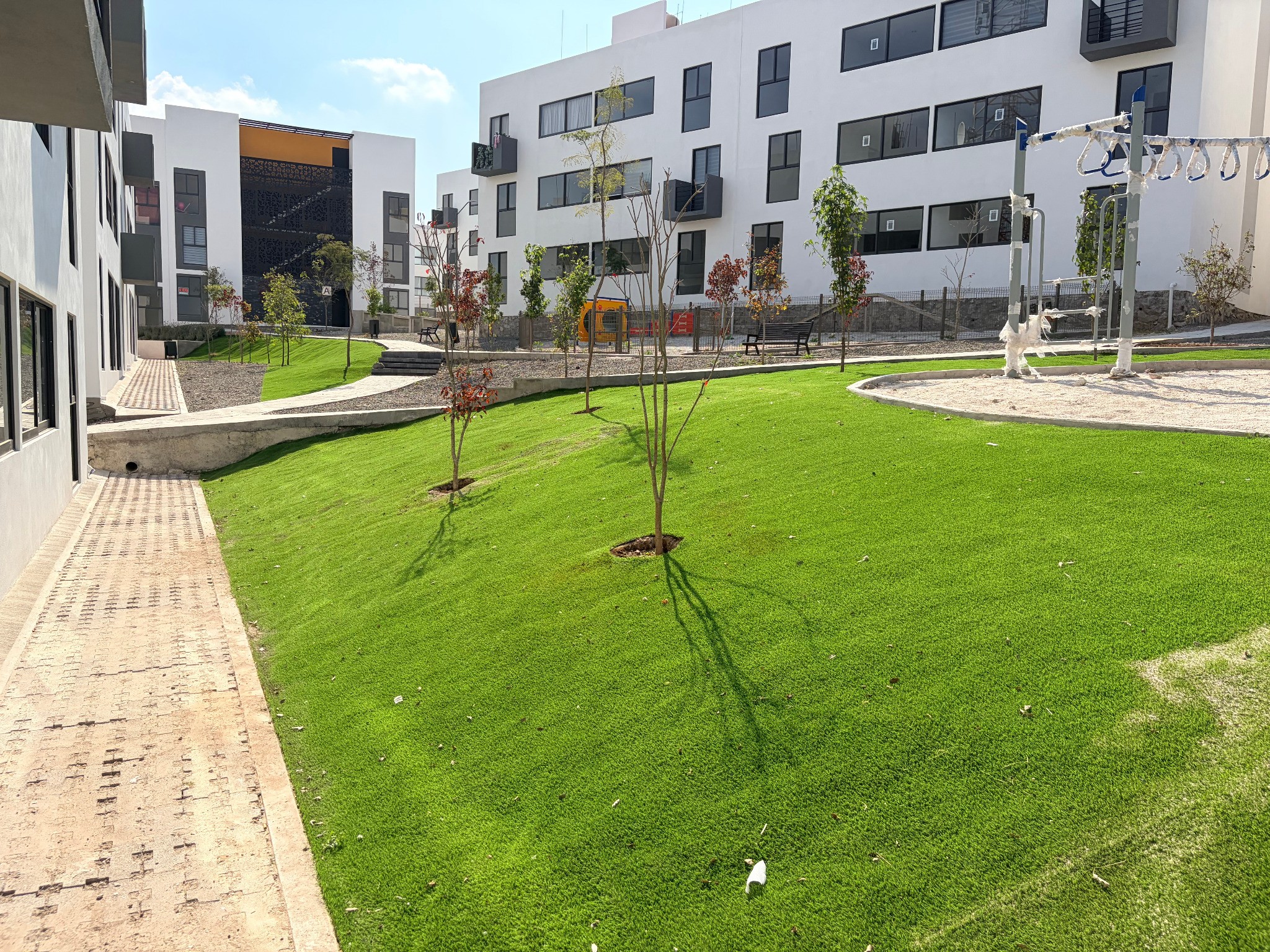 Área verde con pasto sintético para uso residencial o comercial