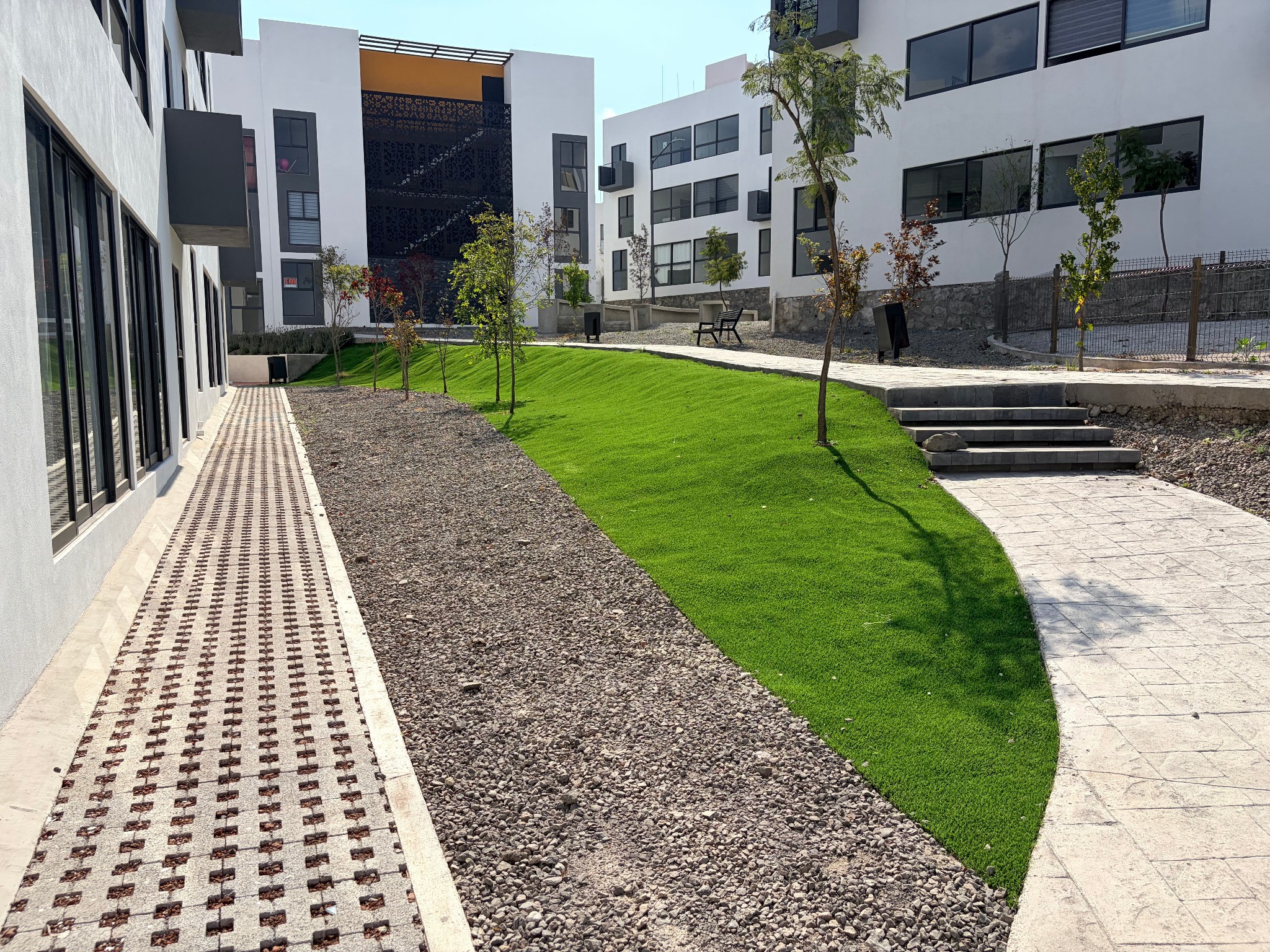 Detalle de pasto sintético decorativo en terraza