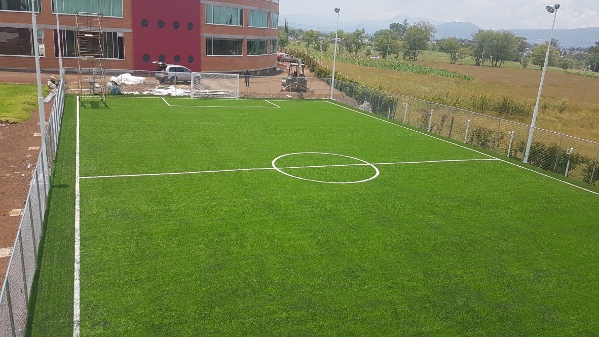 Cancha de fútbol con pasto sintético en México