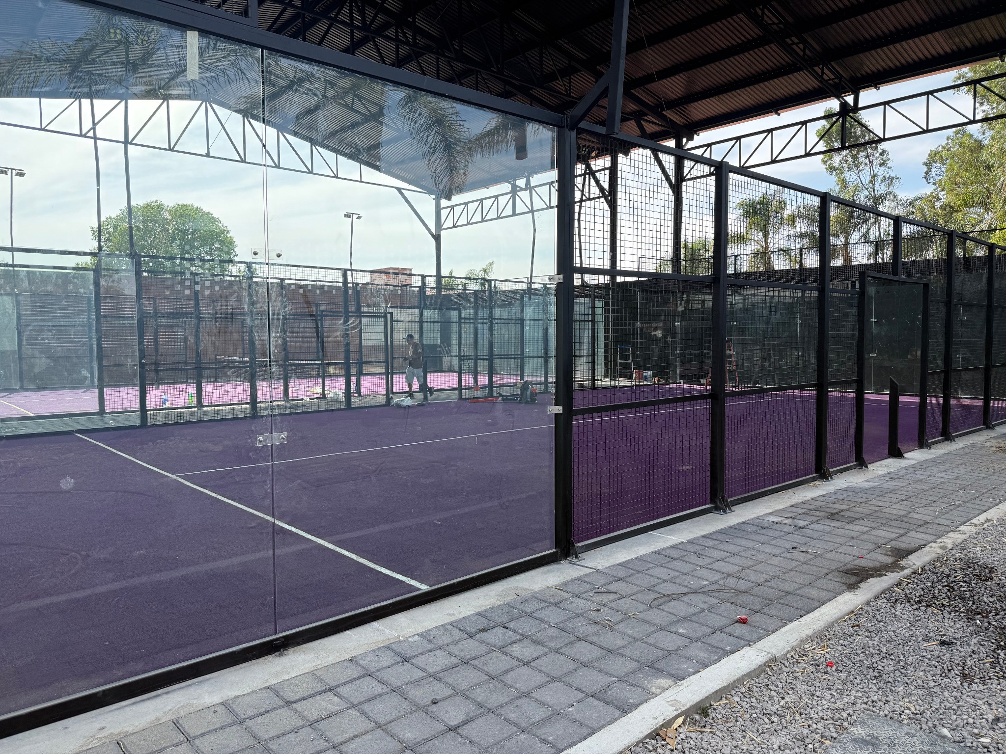 Cancha de pádel con pasto sintético instalada por Propastos