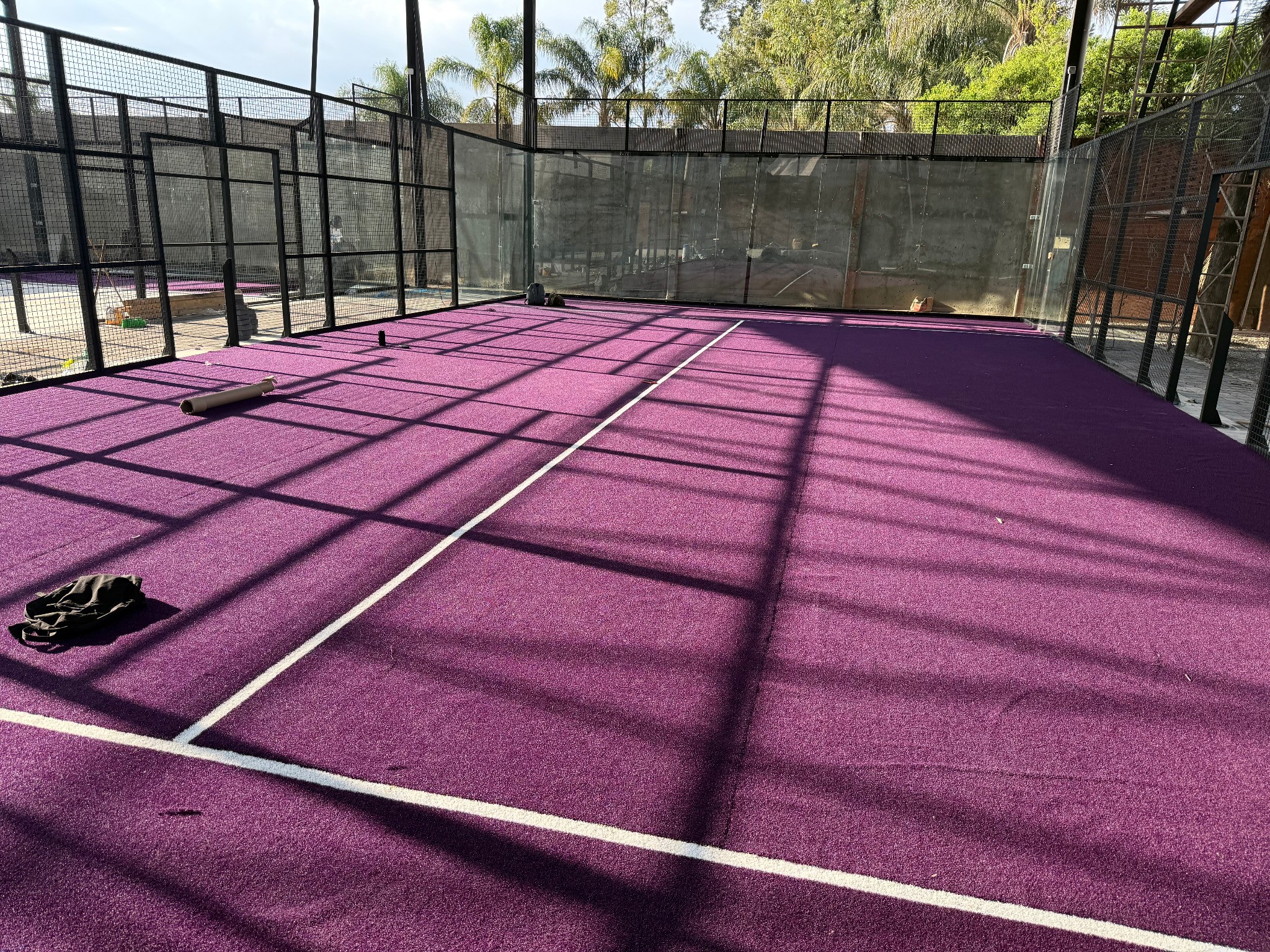 Detalle de superficie de pasto sintético para pádel